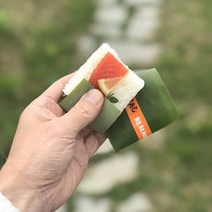 笹寿司を手に持った写真.jpg